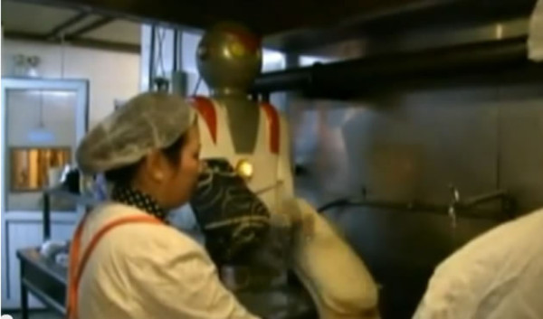 Vídeo: 'Fideobot', el androide que conquista la cocina China