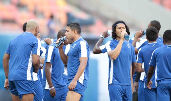 Honduras reconoce la cancha del estadio Arena de Amazonia