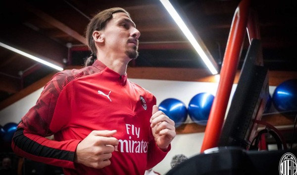 Ibrahimovic firmó con el Milan y lucirá inesperado dorsal