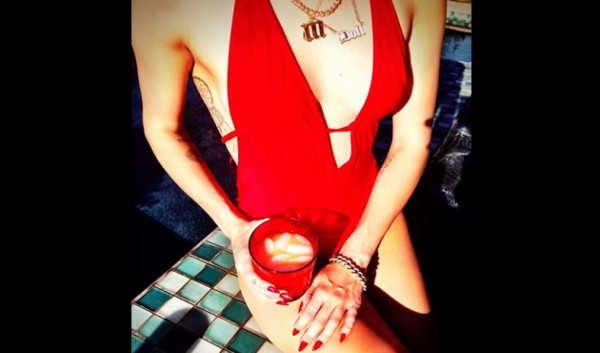 Miley Cyrus calienta las redes sociales con su traje de baño rojo