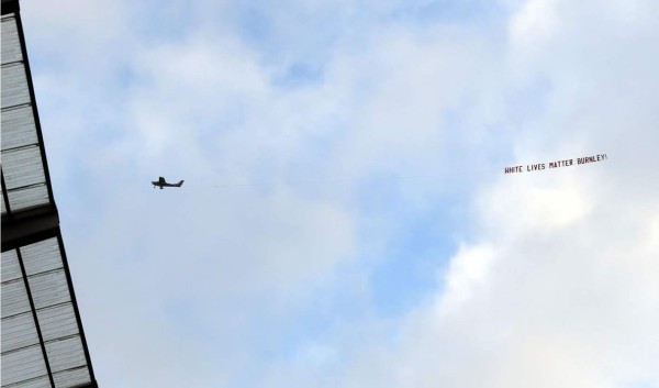 Una avioneta muestra un mensaje racista durante el partido Manchester City-Burnley