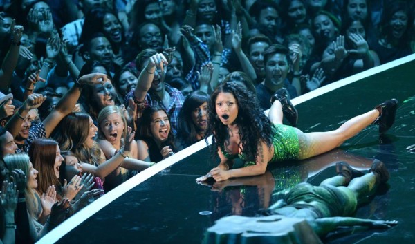 Miley Cyrus le quita el mejor premio a Pharrell Williams en los MTV