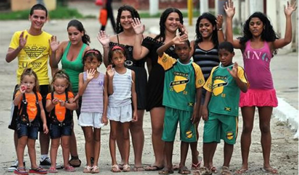 Doce parejas de gemelos viven en la misma calle