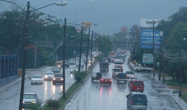 Onda tropical provocará lluvias hoy en todo el país