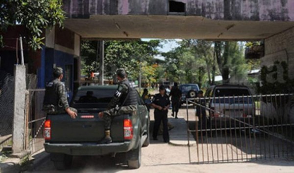 Armas y explosivos encuentran en el centro Renaciendo