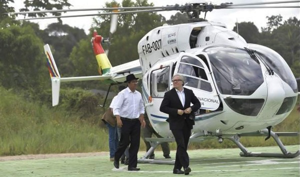 Handout picture released by the Bolivian presidency showing Bolivian Foreign Minister Diego Pary (R) and the Secretary General of the Organization of American States (OAS), Luis Almagro (L) getting off an helicopter in Chapare, Bolivia, on June 07, 2019. - A helicopter carrying Bolivia's President Evo Morales made an emergency landing Monday due to a mechanical problem, the military said, raising suspicions among his supporters after opponents vowed to oust him. (Photo by HO / Bolivian Presidency / AFP) / RESTRICTED TO EDITORIAL USE - MANDATORY CREDIT 'AFP PHOTO / BOLIVIAN PRESIDENCY ' - NO MARKETING - NO ADVERTISING CAMPAIGNS - DISTRIBUTED AS A SERVICE TO CLIENTS