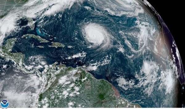 Tormenta Beta se acerca a la costa de Texas y el huracán Teddy a Bermudas