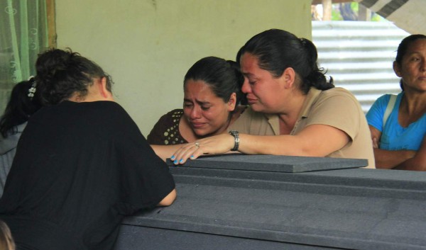 Parientes del joven Carlos Palencia desconsolados por su inesperada muerte.