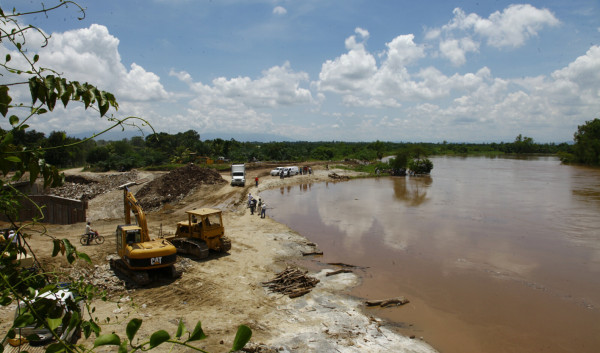 Se desborda el río Ulúa y pone en peligro a unas 3,000 familias en El Progreso