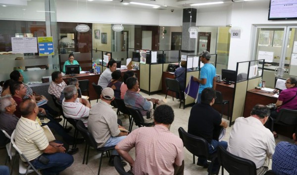 Contribuyentes esperan atención en la oficina de la DEI, ubicada en la Cámara de Comercio. Foto: Amílcar Izaguirre