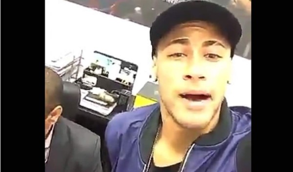VIDEO: Neymar manda un recadito a periodista 'que habla mie...'