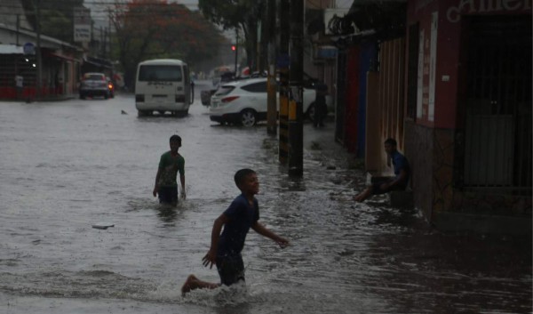 Fuerte lluvia y relámpagos afectan a San Pedro Sula