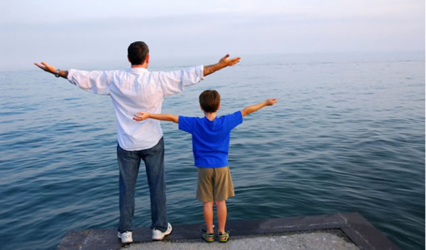 Hombres con testículos pequeños dedican más atención a sus hijos