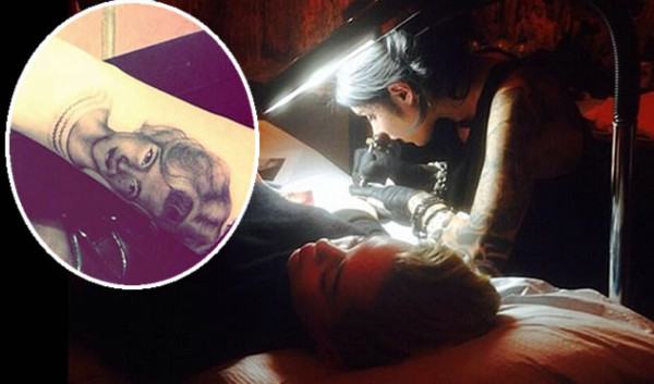 Miley Cyrus se tatúa rostro de su abuela