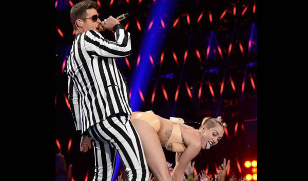 Tras show con Miley Cyrus, captan a Robin Thicke tocando trasero a una fan