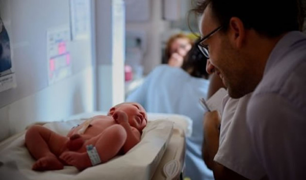 'Resucita' bebé declarado muerto al nacer; lo llamarán Lazaro