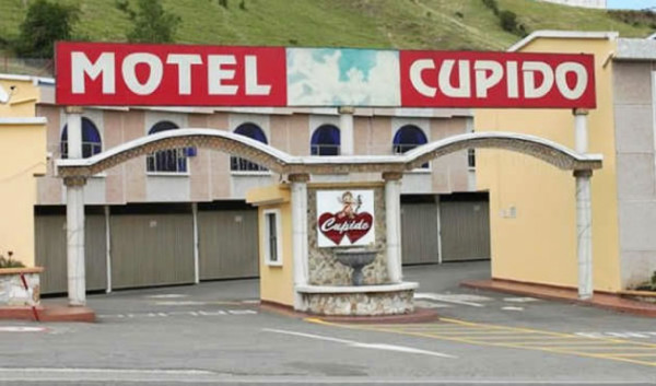 Sigue a su novia con GPS, la descubre con el jefe y acaba preso