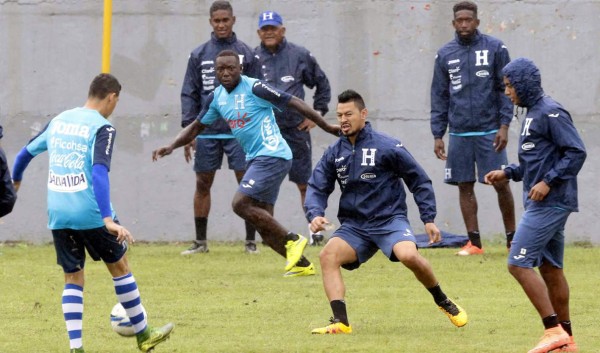 Los jugadores de la Selección de Honduras en el entrenamiento de la mañana de este martes. Foto Delmer Martínez