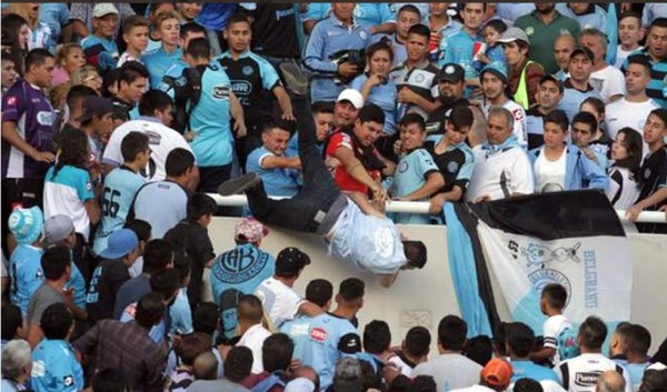 ¡TERROR! Lanzan desde las gradas a hincha que descubrió al asesino de su hermano