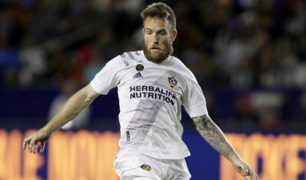 Galaxy despide a futbolista Aleksandar Katai tras comentarios racistas de su esposa