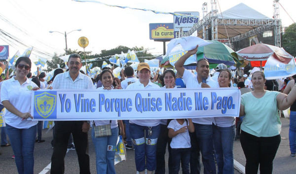 Con caravanas cierra Salvador Nasralla
