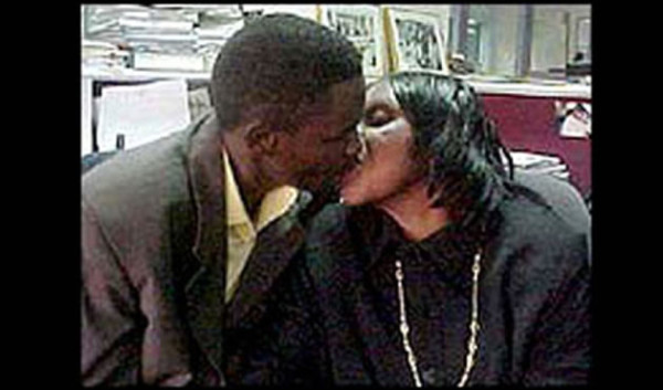 Está embarazada de su hijo y quiere casarse con él