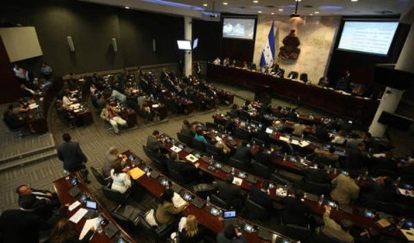 Diputados confirman irregularidades en banco de los Rosenthal