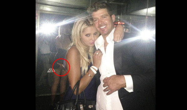 Tras show con Miley Cyrus, captan a Robin Thicke tocando trasero a una fan