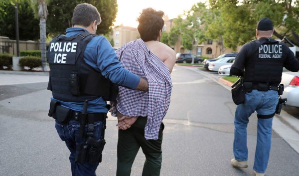 Detienen a 150 indocumentados en redadas en California