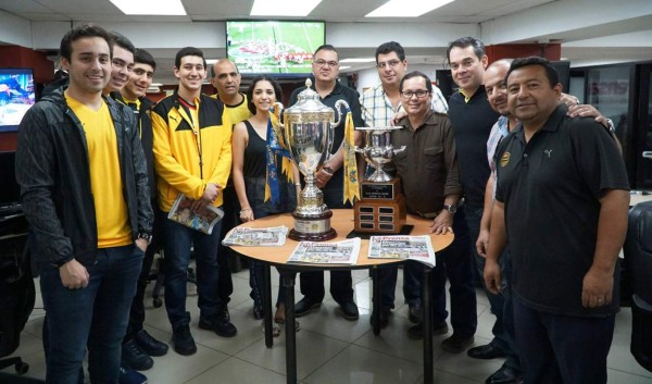 El Real España llegó con la Copa 12 a Diario LA PRENSA