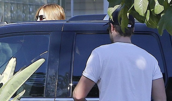 Captan a Liam con Eiza Gonzalez el día que rompió compromiso con Miley Cyrus 