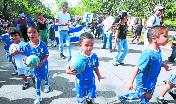 Pequeños demuestran su amor por la patria