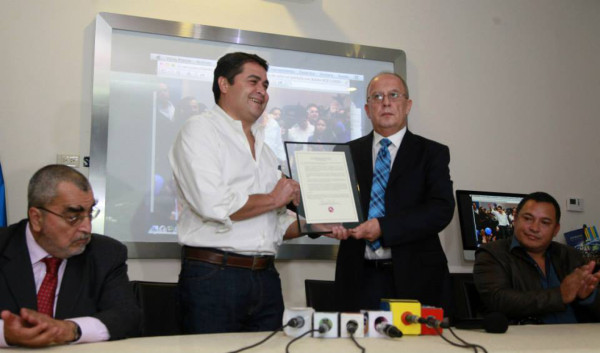 OEA entrega informes a Tribunal Electoral