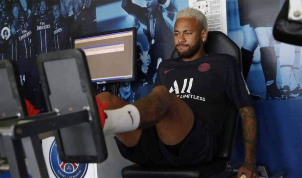 Neymar, de vuelta a la concentración del PSG, con su futuro en el aire