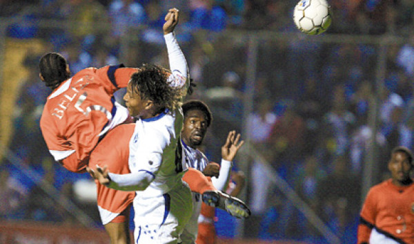 Honduras sale bien librado en el debut