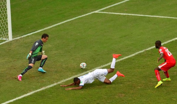 Jerry Bengtson llevó el peligro ante Suiza pero perdonó