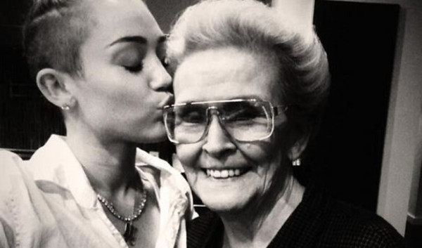 Miley Cyrus se tatúa rostro de su abuela