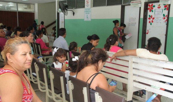 Salud paga con cuentagotas a médicos del Rivas; sigue el paro