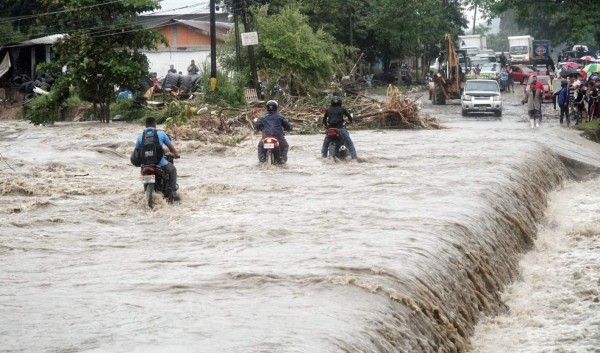 Lluvias y crecidas de ríos causan caos en varias zonas de San Pedro Sula