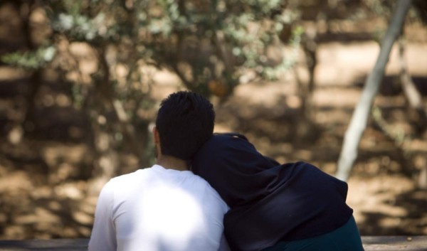 Pareja iraní amenaza con matar a su hija y a su novio secreto por dudar de su virginidad