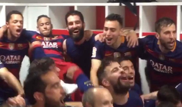 Video: La tremenda patada de Neymar a Piqué en pleno festejo
