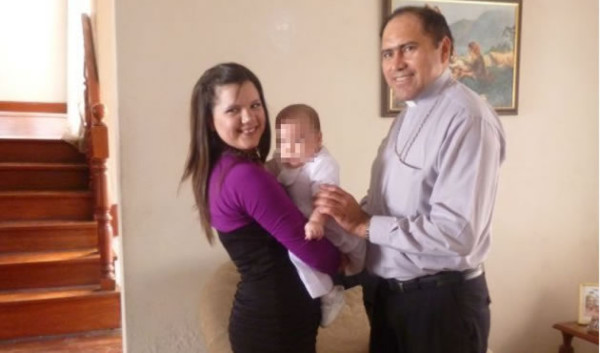 Exobispo se compromete a dar pensión alimentaria a hija que reconoció