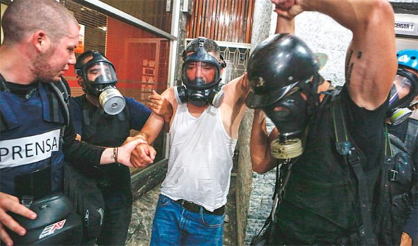 Denuncian 'abusos' de la fuerza pública en protestas nocturnas en Caracas