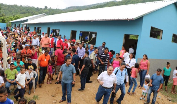 Escolares de El Progreso ya no se mojan al recibir sus clases