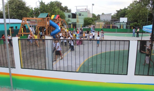 Inauguran parque y cancha en La Pradera
