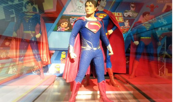 Se somete a 19 cirugías para parecerse a Superman