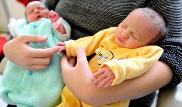 Niña de 11 años violada por su padrastro da a luz a gemelos