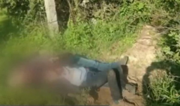 Niño migrante se aferra al cadáver de su padre en la frontera de México