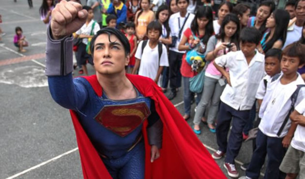 Se somete a 19 cirugías para parecerse a Superman