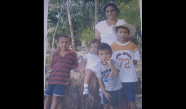 Entierran a madre y sus cuatro hijos asesinados en Mezapa